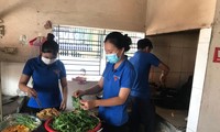 Cán bộ Đoàn làm bếp trưởng hỗ trợ người nghèo khu phong tỏa
