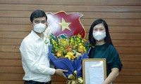 Anh Bùi Quang Huy, Bí thư thường trực TƯ Đoàn trao quyết định, tặng hoa chúc mừng chị Trịnh Thị Mai Phương. Ảnh: Bảo Anh