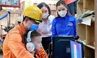 Các kỹ sư EVN Hà Nội trực tiếp mang máy tính đến tặng, lắp ráp và hướng dẫn sử dụng cho các em nhỏ.