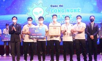 Bí thư T.Ư Đoàn Nguyễn Minh Triết (ngoài cùng bên trái) trao giải nhất cho đội The Cim Light, thuộc ĐH Bách khoa Hà Nội