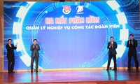 Các đại biểu nhấn nút ra mắt Phần mềm quản lý nghiệp vụ công tác đoàn viên. Ảnh: Bảo Anh