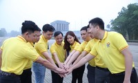 Các Gương mặt trẻ Việt Nam tiêu biểu và triển vọng 2021 tại lễ Báo công tại Lăng Bác, sáng 26/3. Ảnh: Lâm Đăng Hải