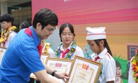 Anh Bùi Quang Huy, Ủy viên dự khuyết Ban T.Ư Đảng, Bí thư thường trực T.Ư Đoàn trao giải thưởng Kim Đồng cho các em đội viên và cán bộ chỉ huy Đội xuất sắc