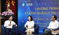 Tiến sĩ Trần Phước Huy, chuyên gia tài chính, giảng viên trường Đại học Kinh tế Quốc dân (ngoài cùng, bên trái) trao đổi tại Chương trình Kỹ năng quản lý tài chính năm 2022. Ảnh: Bảo Anh