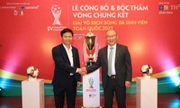 HLV Park Hang-seo và Vụ trưởng Vụ Giáo dục Thể chất tại lễ công bố và bốc thăm Vòng Chung kết Giải vô địch Bóng đá sinh viên toàn quốc 2022