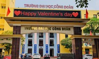 Muôn kiểu đón Valentine thú vị của sinh viên, &apos;văn mẫu&apos; tỏ tình bằng tiếng Anh cực ngọt
