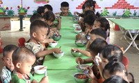 Vượt hơn 500 cây số nấu &apos;bữa cơm có thịt&apos; cho em nhỏ khó khăn ở Điện Biên 