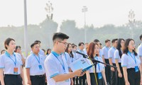 Đại biểu Đại hội Hội sinh viên Thành phố Hà Nội báo công, vào Lăng viếng Bác
