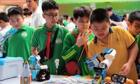Robot dạy học bằng AI, xe tự hành, máy in 3D... hấp dẫn bạn trẻ