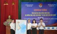 Trao tặng 110 bản đồ Việt Nam hưởng ứng Cuộc vận động &apos;Tự hào một dải non sông&apos;