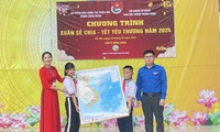 Trao tặng bản đồ Tổ quốc và quà Tết cho học sinh khó khăn tại Hà Nội