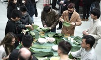 Sinh viên Việt Nam tại Pháp gói bánh chưng đón Tết cổ truyền dân tộc