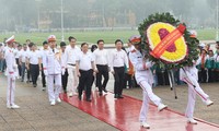 Đoàn đại biểu Gương mặt trẻ Việt Nam tiêu biểu báo công, vào Lăng viếng Chủ tịch Hồ Chí Minh