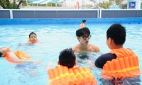 Kình ngư Hoàng Quý Phước dạy bơi miễn phí cho thiếu nhi trong Chiến dịch Hè tình nguyện