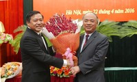 Ông Lại Xuân Môn (trái) giữ chức Chủ tịch Hội Nông dân Việt Nam. Ảnh DV