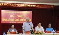 Tổng Bí thư Nguyễn Phú Trọng cùng các ĐBQH đoàn Hà Nội tiếp xúc cử tri tại quận Cầu Giấy. Ảnh VT