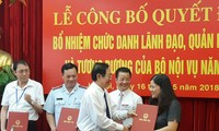 Bộ trưởng Nội vụ Lê Vĩnh Tân trao quyết định cho các ứng viên trúng tuyển lần đầu