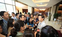 ĐBQH Nguyễn Thái Học trả lời PV bên lề kỳ họp Quốc hội sáng 14/6. Ảnh Như Ý