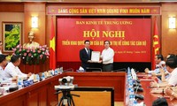 Ông Triệu Tài Vinh (bìa trái) thôi chức Bí thư Tỉnh ủy Hà Giang để giữ chức Phó trưởng ban Kinh tế trung ương. Ảnh: T.Trung