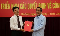Phó Trưởng ban Thường trực Ban Tổ chức Trung ương trao quyết định của Ban bí thư cho ông Lê Anh Tuấn. Ảnh chinhphu.vn 