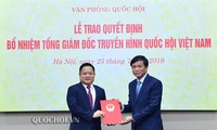 Tổng Thư ký Quốc hội trao Quyết định bổ nhiệm Tổng Giám đốc Truyền hình Quốc hội Việt Nam cho ông Vũ Minh Tuấn. Ảnh QH