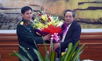 Bí thư Tỉnh ủy Quảng Bình Hoàng Đăng Quang trao quyết định cho Đại tá Lê Văn Vỹ. ẢNH: Chinhphu.vn