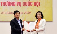 Trưởng ban Công tác đại biểu Trần Văn Túy trao Nghị quyết của Ủy ban Thường vụ Quốc hội cho bà Nguyễn Thị Thanh. Ảnh QH 