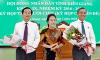 Ông Đỗ Thanh Bình (phía trái) Chủ tịch UBND tỉnh Kiên Giang, nhiệm kỳ 2016 - 2021. (Ảnh: UBND tỉnh Kiên Giang) 