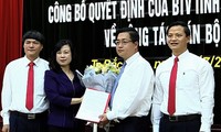 Ông Vương Quốc Tuấn (ngoài cùng bên phải) chúc mừng ông Nguyễn Nhân Chinh, người được chỉ định làm Bí thư Thành ủy Bắc Ninh thay ông Tuấn