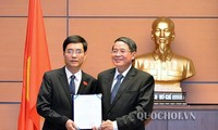 Chủ nhiệm Ủy ban Tài chính, Ngân sách Nguyễn Đức Hải trao Nghị quyết của Ủy ban Thường vụ Quốc hội cho ông Hoàng Quang Hàm. Ảnh QH 
