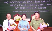 Chủ tịch HĐND tỉnh Kiên Giang Đặng Tuyết Em tặng hoa chúc mừng tân Phó Chủ tịch UBND tỉnh và Ủy viên UBND tỉnh Kiên Giang. Ảnh TT 