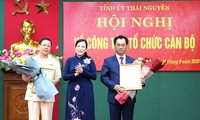 Bí thư Tỉnh ủy Thái Nguyên trao quyết định và chúc mừng ông Trịnh Việt Hùng và Bùi Đức Hải. Ảnh VGP 