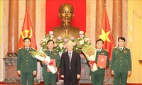 Tổng Bí thư, Chủ tịch nước Nguyễn Phú Trọng trao Quyết định thăng quân hàm Thượng tướng cho ông Hoàng Xuân Chiến (thứ 2 từ trái qua) và ông Lê Huy Vịnh (thứ 2 từ phải qua)- Ảnh: TTXVN 