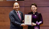 Chủ tịch Quốc hội Nguyễn Thị Kim Ngân trao Kỷ niệm chương tặng Thủ tướng Chính phủ Nguyễn Xuân Phúc. Ảnh ĐBND 