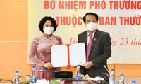 Trưởng ban Dân nguyện Dương Thanh Bình trao Nghị quyết bổ nhiệm Phó Trưởng ban cho bà Lê Thị Nguyệt. Ảnh QH 