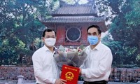 Thứ trưởng Trần Xuân Hà trao quyết định cho tân Cục trưởng Nguyễn Tân Thịnh. (Ảnh BTC) 