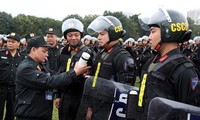Trung tướng Phạm Quốc Cương kiểm tra công tác ứng trực của cán bộ chiến sĩ. Ảnh Báo CAND