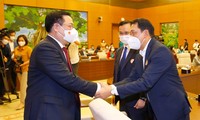 Chủ tịch Quốc hội và các đại biểu tham dự buổi gặp mặt. Ảnh T.Chung 