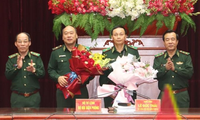 Trung tướng Lê Đức Thái và Trung tướng Đỗ Danh Vượng tặng hoa chúc mừng Thiếu tướng Lê Quang Đạo và Thiếu tướng Hoàng Hữu Chiến. Ảnh Báo Biên Phòng 