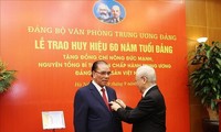Tổng Bí thư Nguyễn Phú Trọng trao Huy hiệu 60 năm tuổi Đảng cho nguyên Tổng Bí thư Nông Đức Mạnh