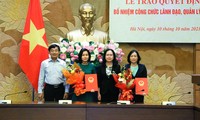 Trao quyết định bổ nhiệm hai nữ phó vụ trưởng Văn phòng Quốc hội