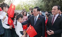 Chủ tịch Quốc hội Vương Đình Huệ gặp mặt cộng đồng người Việt Nam tại Trung Quốc 