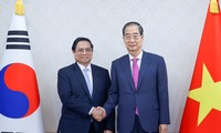 Thủ tướng Phạm Minh Chính hội đàm với Thủ tướng Hàn Quốc Han Duck Soo