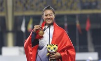 Tú Chinh khoe tấm HC vàng 100m - cự ly danh giá nhất trên đường chạy. Ảnh: Vnexpress