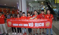 CĐV đến sân bay Nội Bài từ rất sớm để chào đón đội tuyển bóng đá nữ Việt Nam.