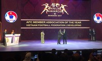 Phó Chủ tịch thường trực Trần Quốc Tuấn, đại diện VFF nhận giải thưởng từ AFC