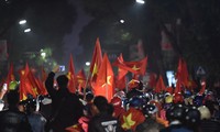 Người dân xuống đường ăn mừng chiến thắng của U23 Việt Nam. Ảnh: Mạnh Thắng