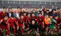 Thủ tướng xuống sân chúc mừng chiến thắng lịch sử của U23 Việt Nam