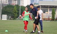 HLV Ijiro Akira trực tiếp hướng dẫn các cầu thủ U15 nữ