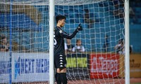 Thủ thành Bùi Tiến Dũng đã phải hai lần vào lưới nhặt bóng ở thất bại 0-2 của Hà Nội trên sân của Nam Định. 
